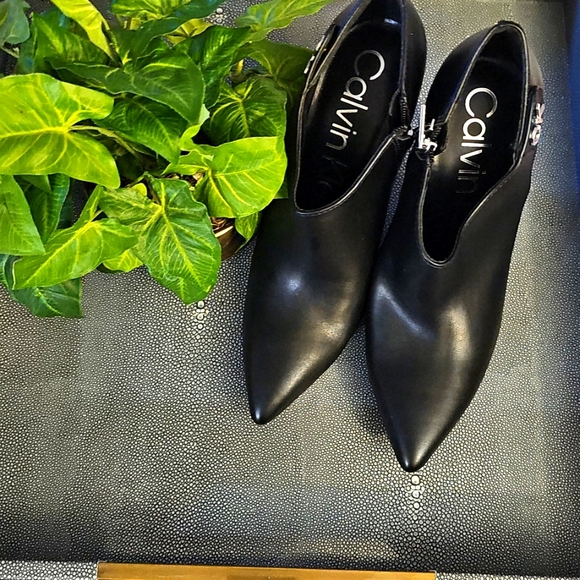 Calvin Klein Shoes - Calvin Klein ankle bootie with side zipper size 10